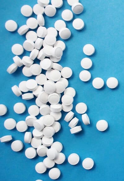 Vitamin D Tabletten auf einem blauen Hintergrund