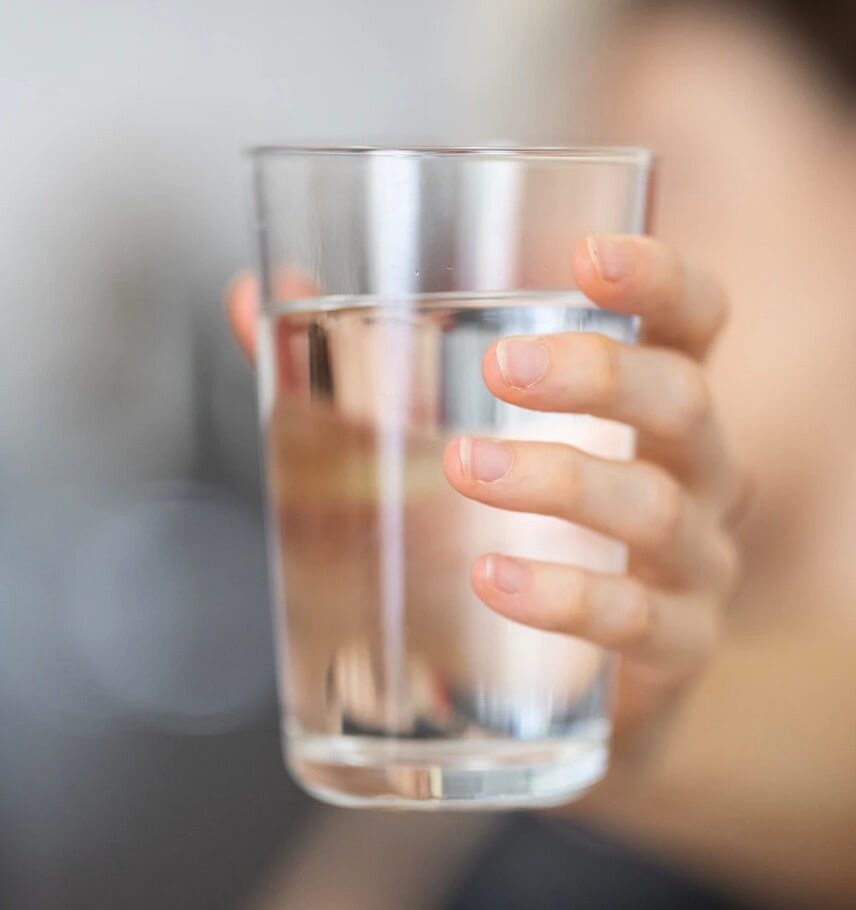 Wasserglas in der Hand einer Frau